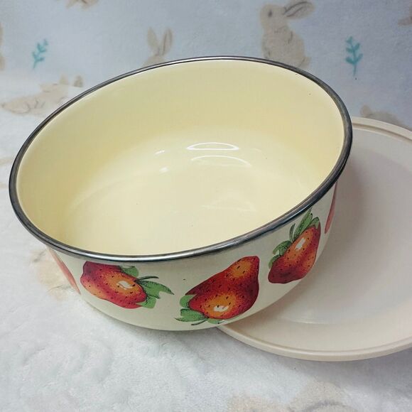 Kobe Strawberry & Cream Enamel Nesting Bowl w/Lid - Picture 6 of 10